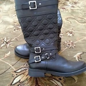 NWOT  Quinlyn Women's Boots.. NOTE: Runs large, similar to Size 9.